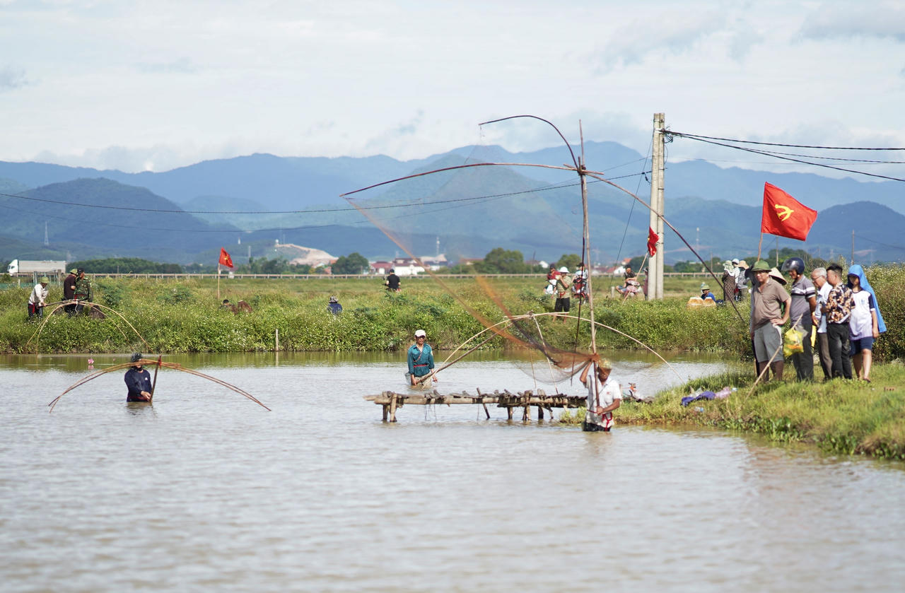 Người dân lội bùn, hò reo bắt cá tại Lễ hội 'xở chơm' Tết Đoan Ngọ ở Quảng Bình