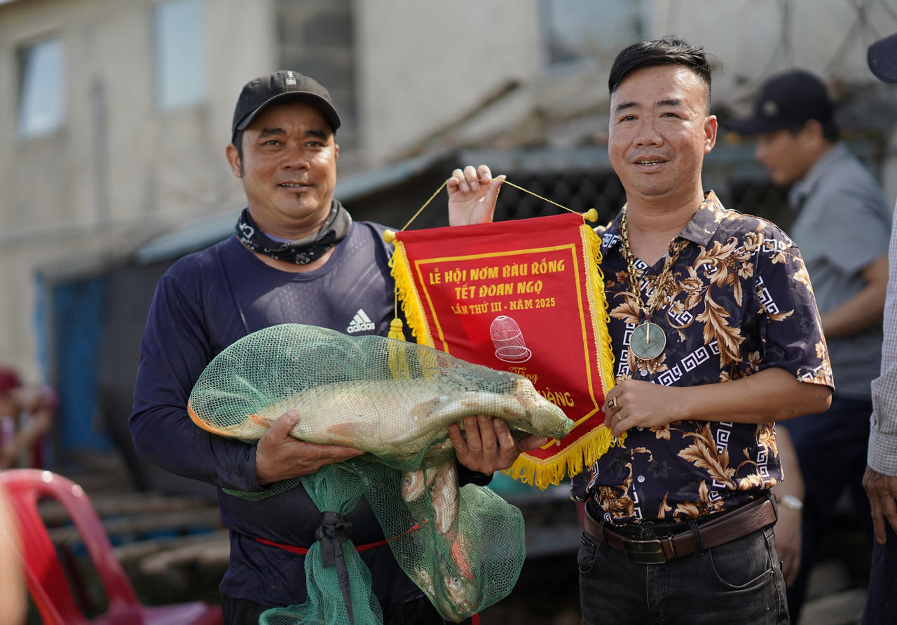 Người dân lội bùn, hò reo bắt cá tại Lễ hội 'xở chơm' Tết Đoan Ngọ ở Quảng Bình