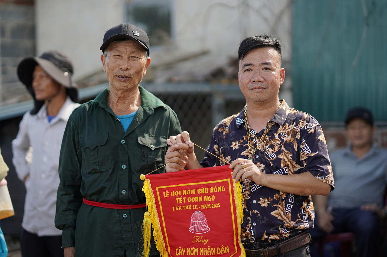 Người dân lội bùn, hò reo bắt cá tại Lễ hội 'xở chơm' Tết Đoan Ngọ ở Quảng Bình