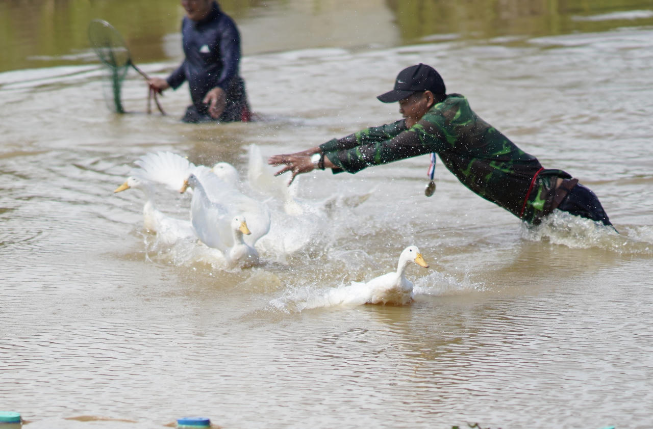 Người dân lội bùn, hò reo bắt cá tại Lễ hội 'xở chơm' Tết Đoan Ngọ ở Quảng Bình