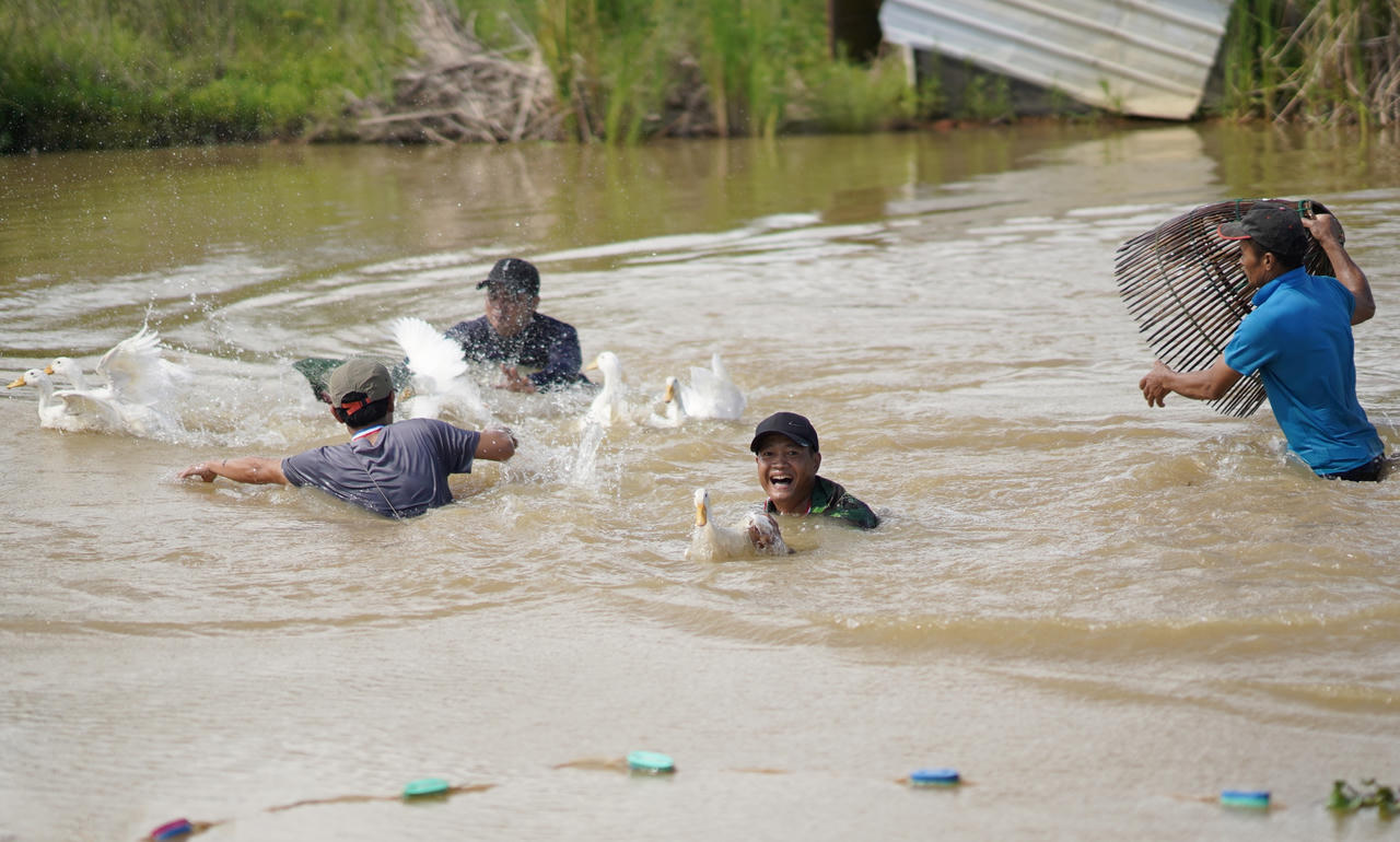 Người dân lội bùn, hò reo bắt cá tại Lễ hội 'xở chơm' Tết Đoan Ngọ ở Quảng Bình