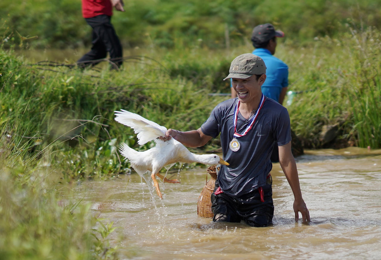 Người dân lội bùn, hò reo bắt cá tại Lễ hội 'xở chơm' Tết Đoan Ngọ ở Quảng Bình