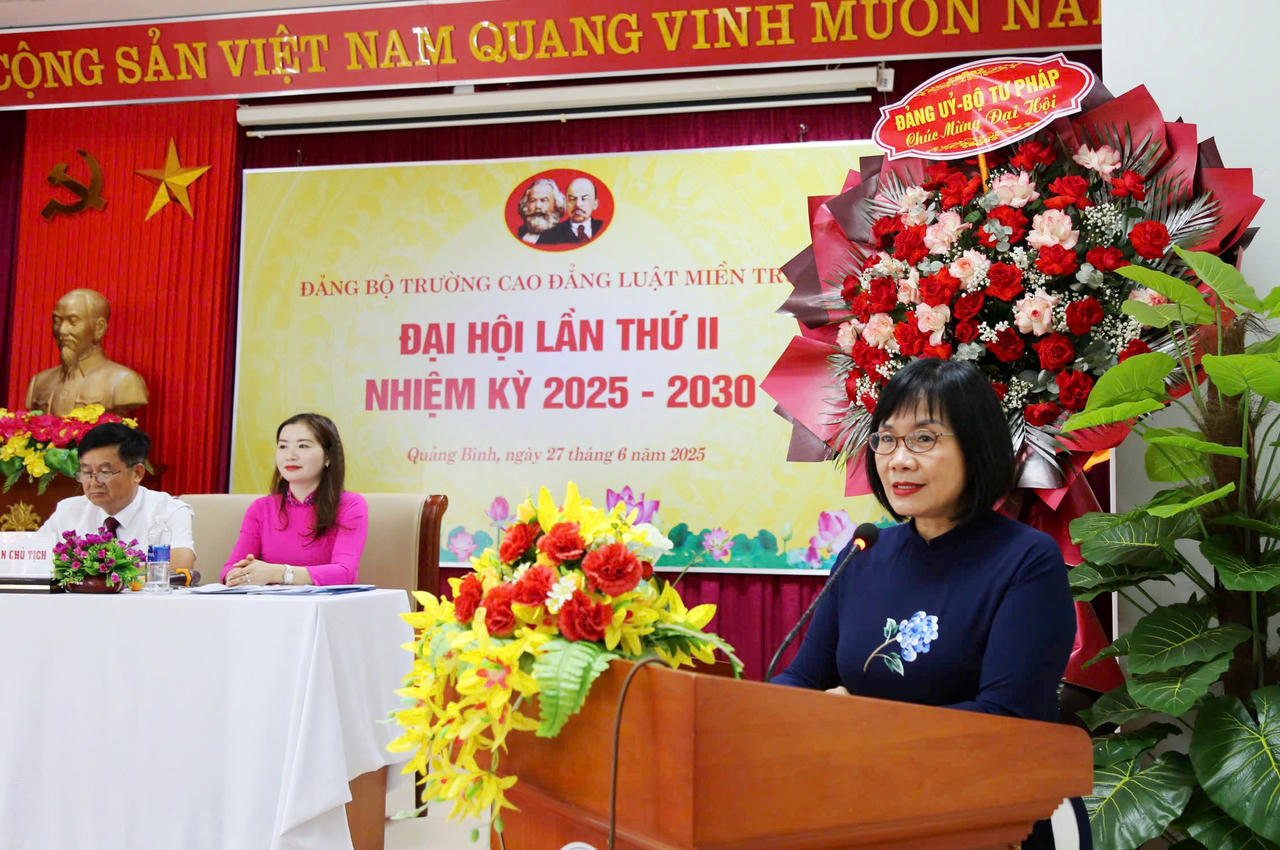 Thứ trưởng Đặng Hoàng Oanh dự chỉ đạo Đại hội Đảng bộ Trường Cao đẳng Luật miền Trung: “Nghiêm túc đề ra giải pháp để khắc phục khó khăn”