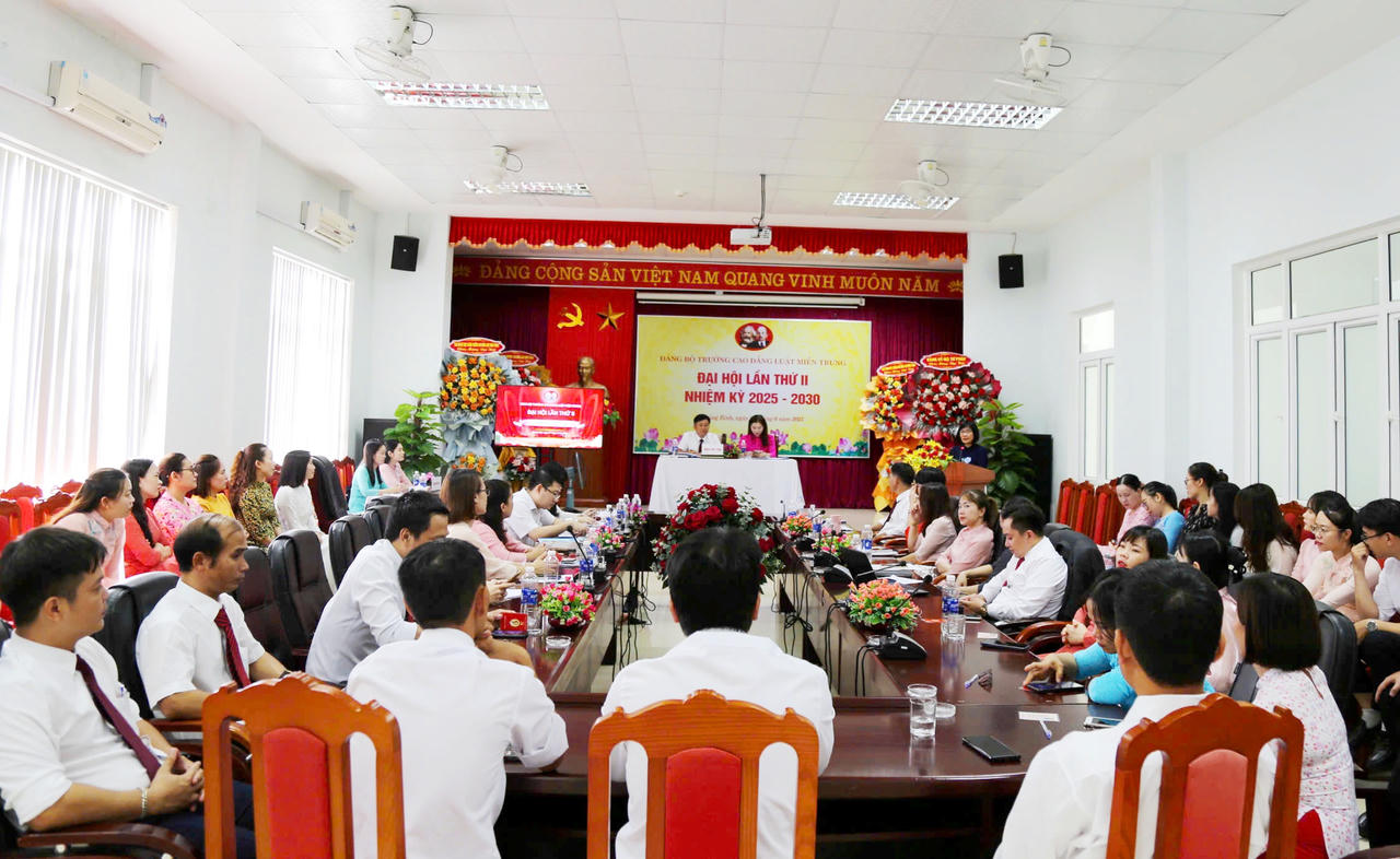 Thứ trưởng Đặng Hoàng Oanh dự chỉ đạo Đại hội Đảng bộ Trường Cao đẳng Luật miền Trung: “Nghiêm túc đề ra giải pháp để khắc phục khó khăn”