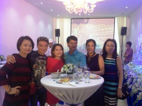 Đàm Vĩnh Hưng... bán cá làm “náo loạn” Phố Huế