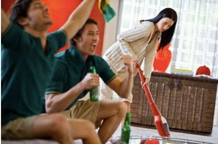 Đàn ông rửa bát thà mặc váy còn hơn?