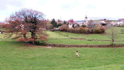 MC khỏa thân chạy lăng xăng vì lời hứa với khán giả