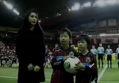 Thủy Tiên mặc váy đá bóng trên sân Sapporo