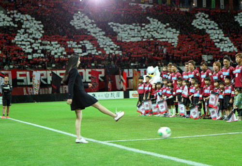 Thủy Tiên mặc váy đá bóng trên sân Sapporo