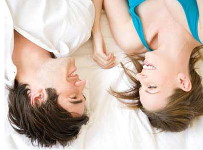 Tư thế ngủ hé lộ tình cảm vợ chồng