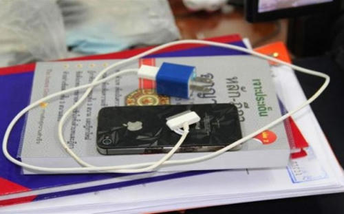 Một người chết bên chiếc iPhone đang sạc