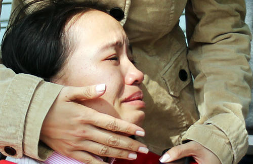 Phát hiện thi thể bầm tím của bé trai 3 tuổi dưới ao bèo