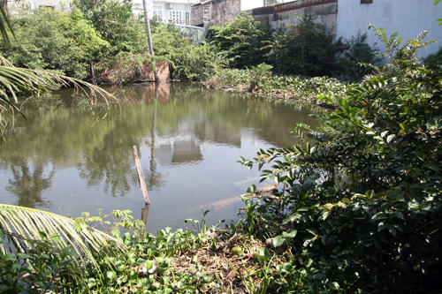 Bé 3 tuổi chết ngạt dưới ao do tự ngã