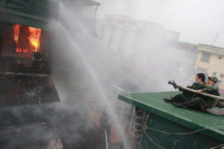 Cháy 8 căn hộ tại một khu tập thể ở Hà Nội