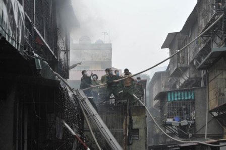 Cháy 8 căn hộ tại một khu tập thể ở Hà Nội