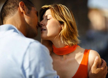 Khi phụ nữ đã có chồng chạy theo tiếng gọi tình yêu 