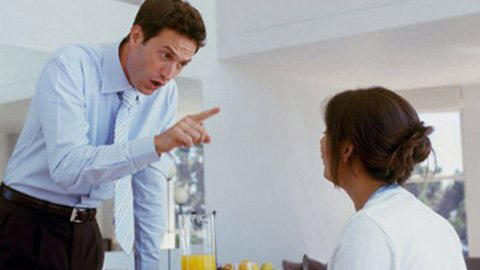 Từ ngày mai, chồng lăng mạ vợ sẽ bị phạt tiền