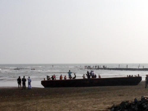 Sóng đánh thi thể 7 học sinh vào bờ biển Cần Giờ