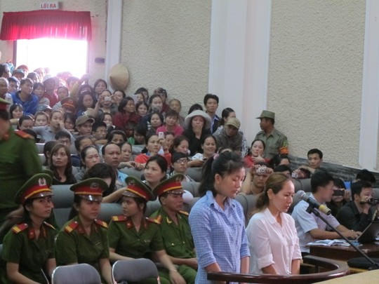 Hai "ác mẫu" khóc lóc trước vành móng ngựa