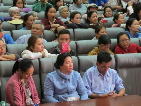 Hai "ác mẫu" khóc lóc trước vành móng ngựa