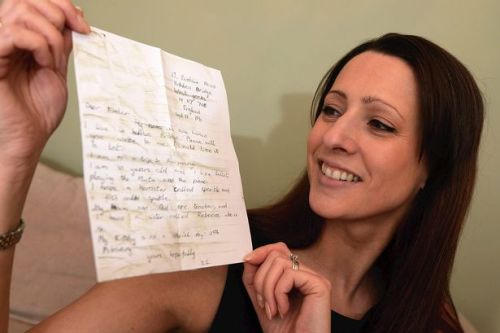 Nhận hồi âm sau 23 năm ném thư xuống biển