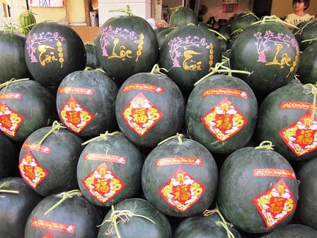 Dưa hấu khắc hình thần tài giá nửa triệu đồng