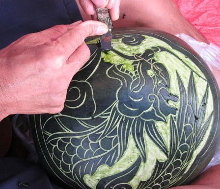 Dưa hấu khắc hình thần tài giá nửa triệu đồng