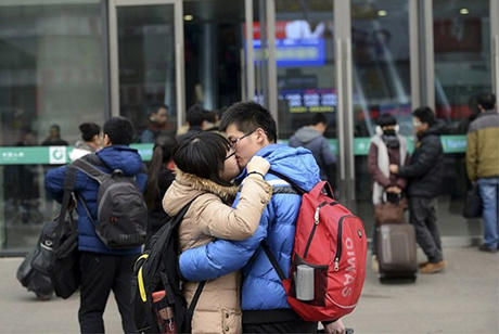 Tết của những người "trót" yêu xa