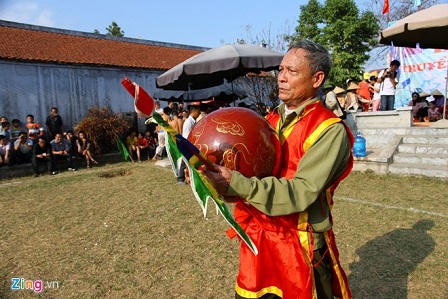 Trai Hà Nội cởi trần thi vật