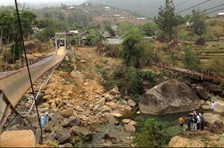 Sập cầu treo, 7 người chết khi đang đưa tang