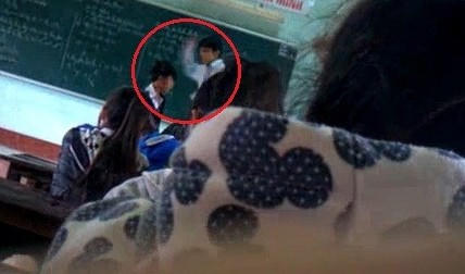 Thầy giáo tát học trò bị đuổi việc