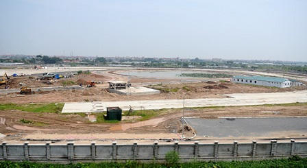 "Các anh cứ ngồi đấy mà cãi nhau"!