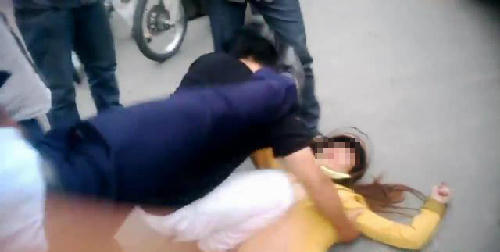 Chồng bị đánh hội đồng vì đá vợ ngất xỉu giữa đường