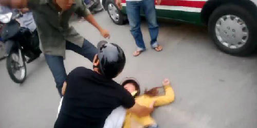 Chồng bị đánh hội đồng vì đá vợ ngất xỉu giữa đường