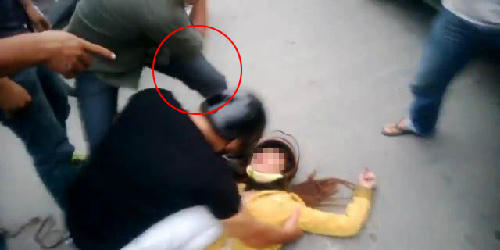 Chồng bị đánh hội đồng vì đá vợ ngất xỉu giữa đường