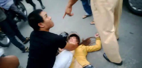 Chồng bị đánh hội đồng vì đá vợ ngất xỉu giữa đường