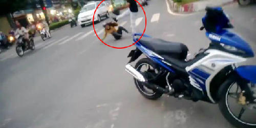 Chồng bị đánh hội đồng vì đá vợ ngất xỉu giữa đường