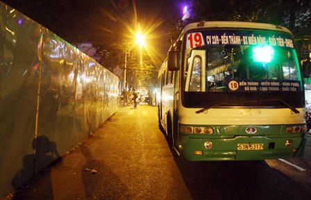 Xe buýt ép chết người đi bộ 