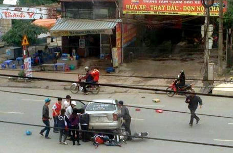 Ô tô lùi ẩu lôi một cô gái vào gầm