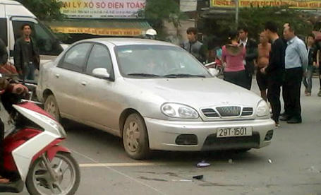 Ô tô lùi ẩu lôi một cô gái vào gầm