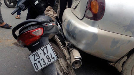 Ô tô lùi ẩu lôi một cô gái vào gầm