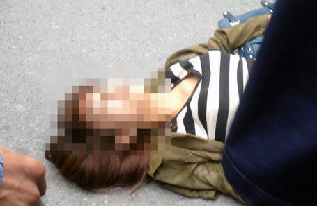 Ô tô lùi ẩu lôi một cô gái vào gầm