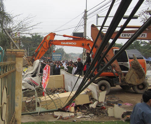 Sập cổng nhà văn hóa huyện, 3 người chết