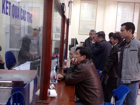 Dân ùn ùn làm thủ tục nhà đất trước ngày Từ Liêm lên quận