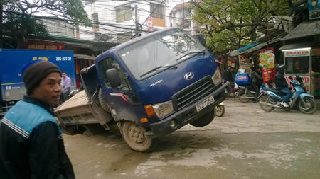 Hố tử thần “nuốt” ô tô giữa thủ đô Hà Nội