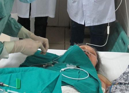 Chủ quan vết xước ở chân, mất cả trăm triệu điều trị