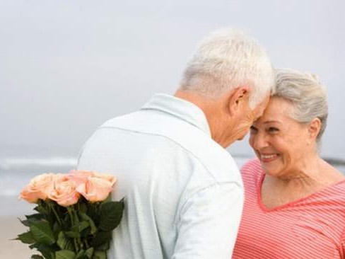 Đừng bắt người già “nhịn” tình dục