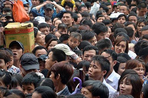  Ngất vì chen lấn trong biển người dự lễ giỗ Tổ Hùng Vương