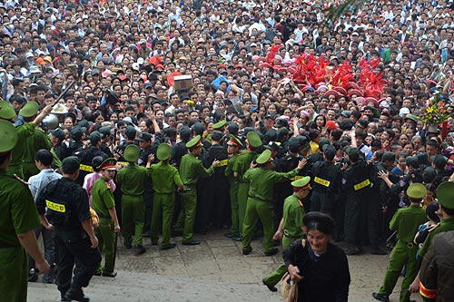  Ngất vì chen lấn trong biển người dự lễ giỗ Tổ Hùng Vương