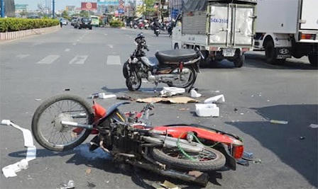 Nài thuốc lá lậu chạy xe bán mạng đổi lợi nhuận